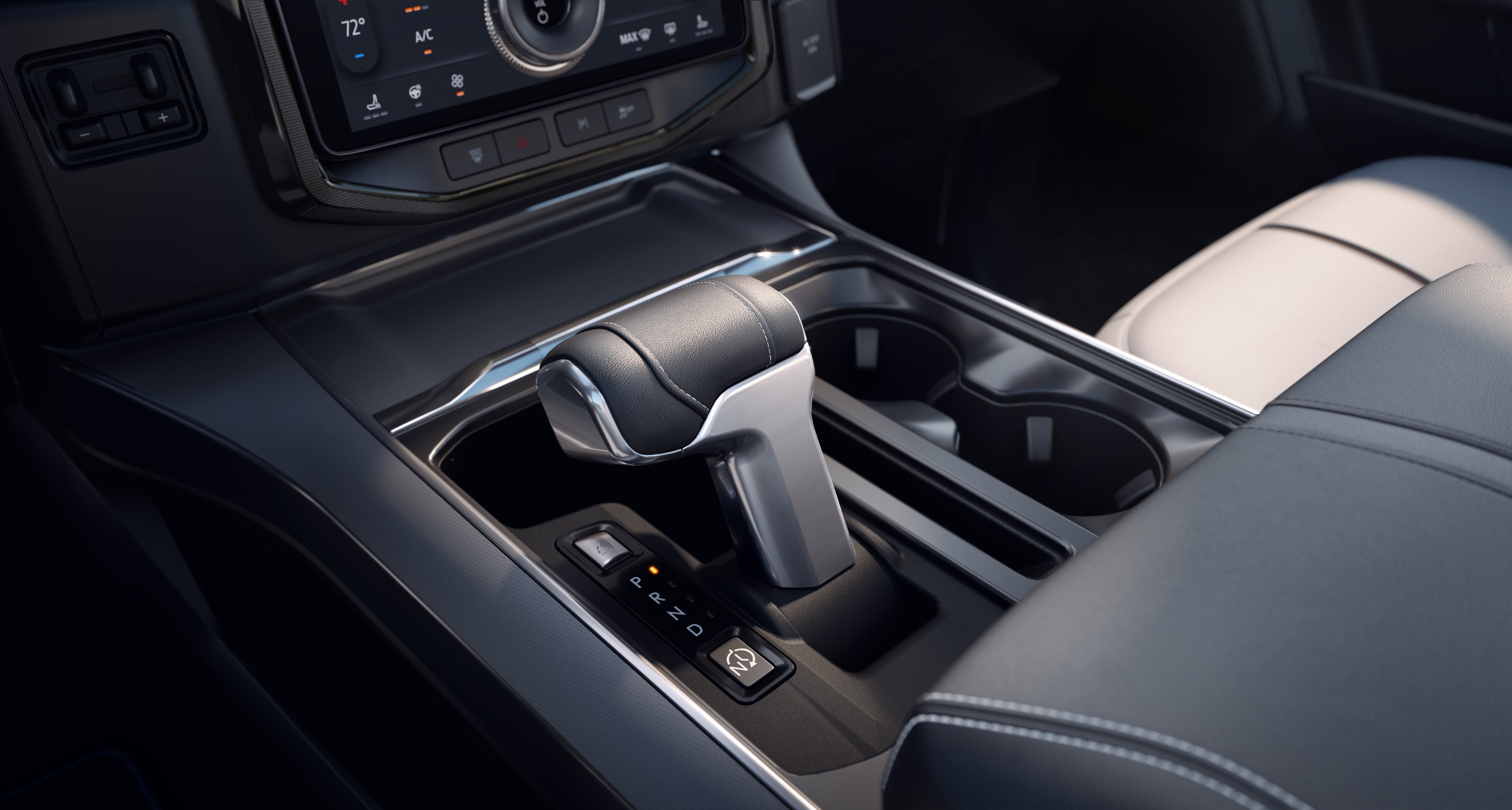 La console centrale intérieure et le levier de vitesses d’un véhicule Ford.