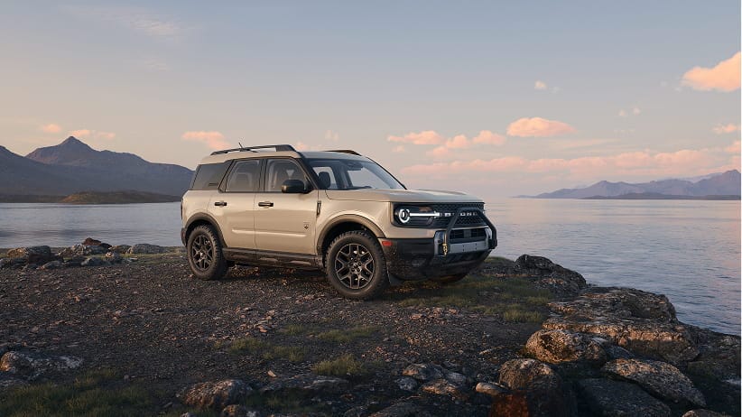 Un Ford Bronco Sport stationné au bord d’un lac.
