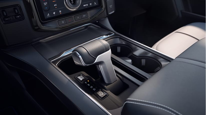 La console centrale intérieure et le levier de vitesses d’un véhicule Ford.