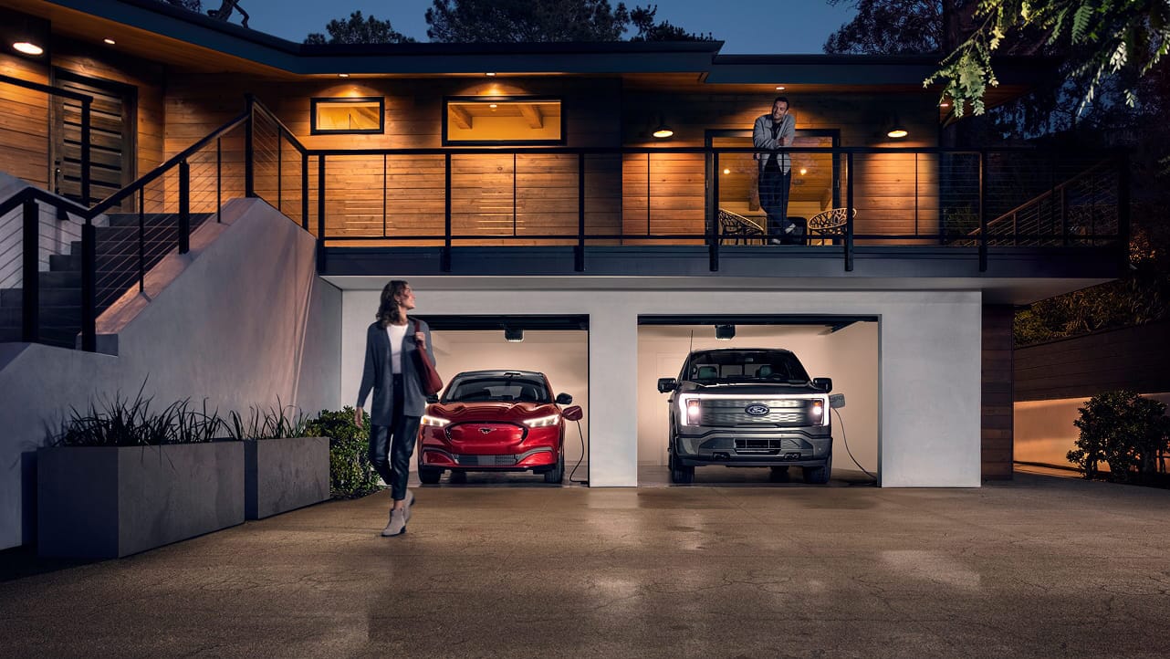 Des véhicules Ford garés dans un garage.