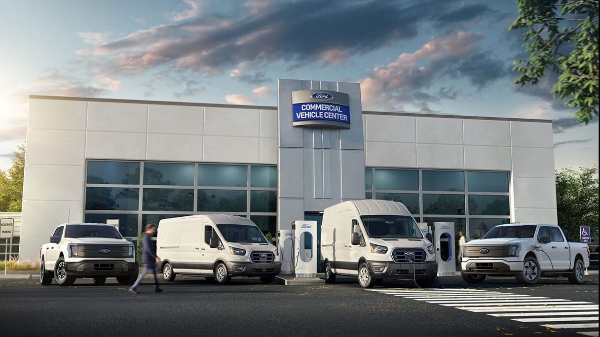 Une flotte de véhicules commerciaux à l’extérieur d’un concessionnaire Ford.