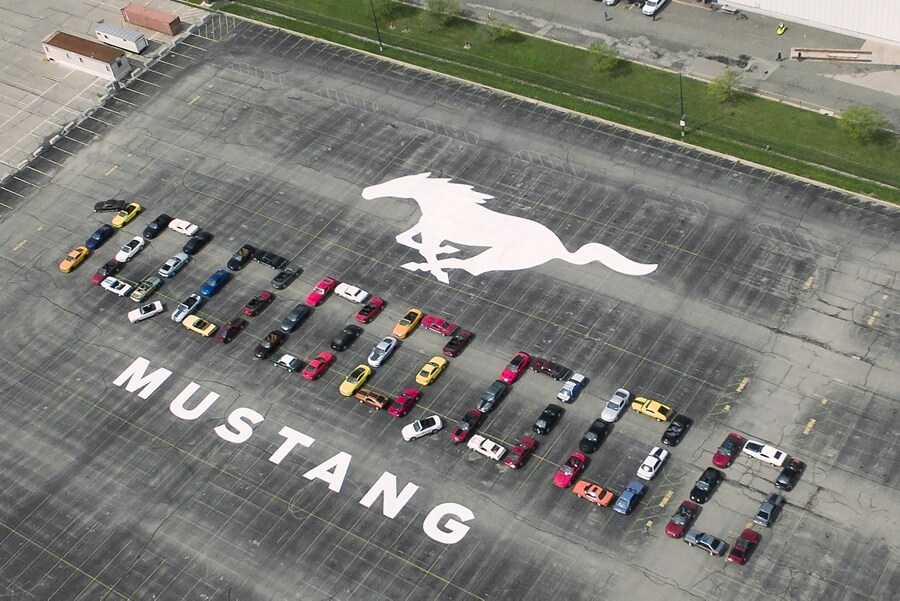 Ford Mustang ordenados en la forma de diez millones