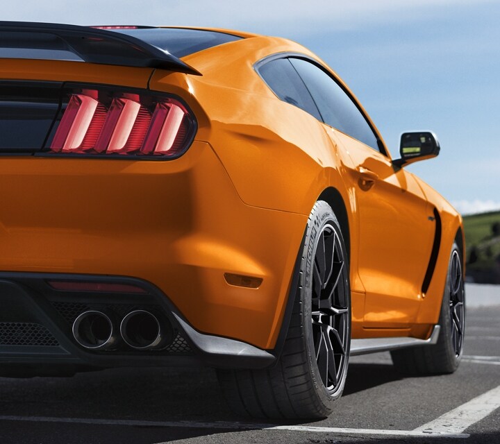 Vista trasera de un Ford Mustang G T 500 2021 