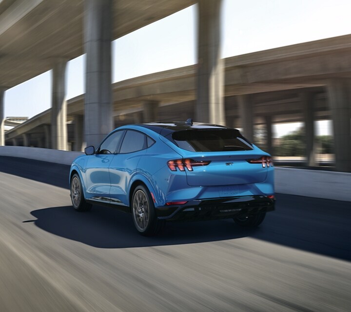 Una Mustang Mach E G T 2021 en Grabber Blue Metallic andando por una autopista