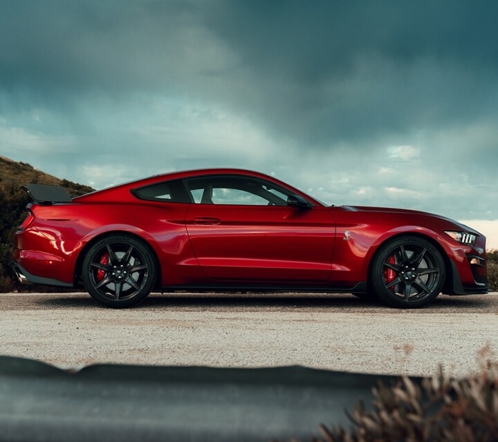 Ford Mustang G T 500 2021 en Rapid Red se ve una montaña en el fondo