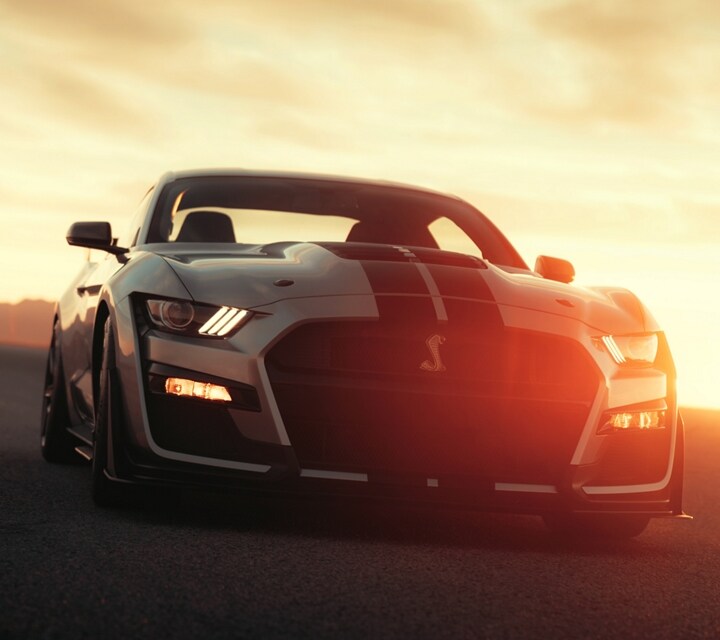 Un Ford Mustang G T 500 2021 andando por una pista