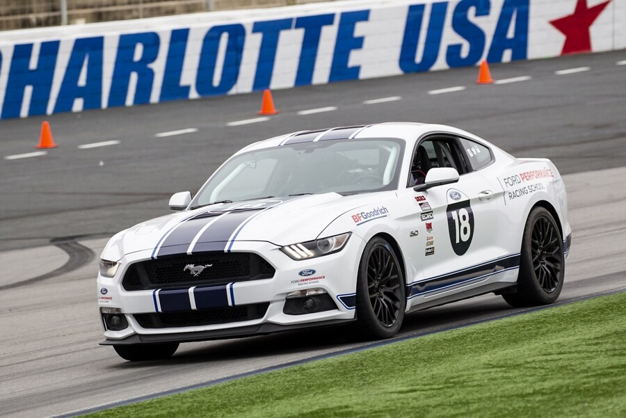 Un Ford Mustang 2021 andando por una pista