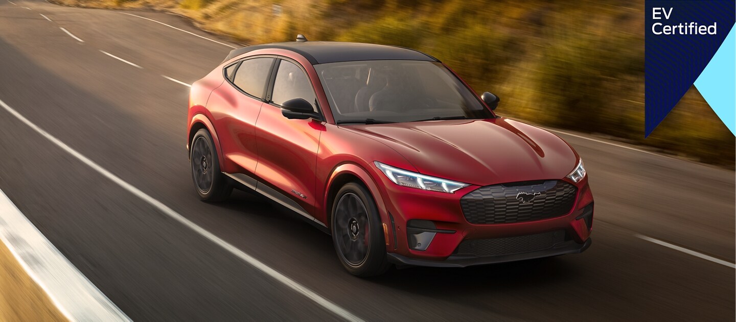 Un modelo Ford Mustang Mach-E® 2023 andando por una carretera
