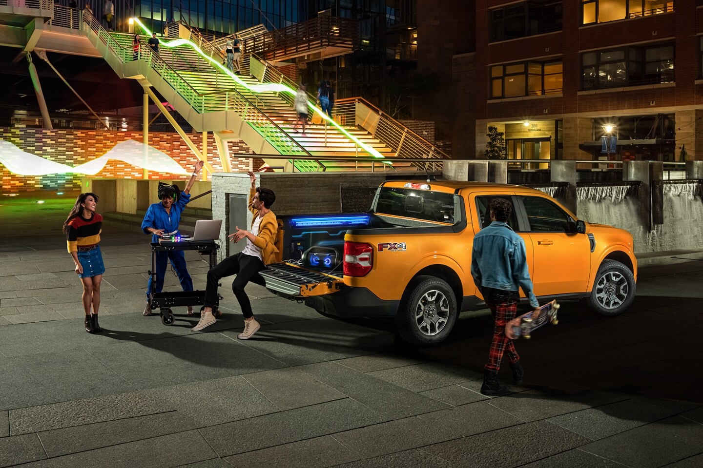 Un grupo de amigos en una camioneta Ford Maverick™ 2023 en un entorno urbano