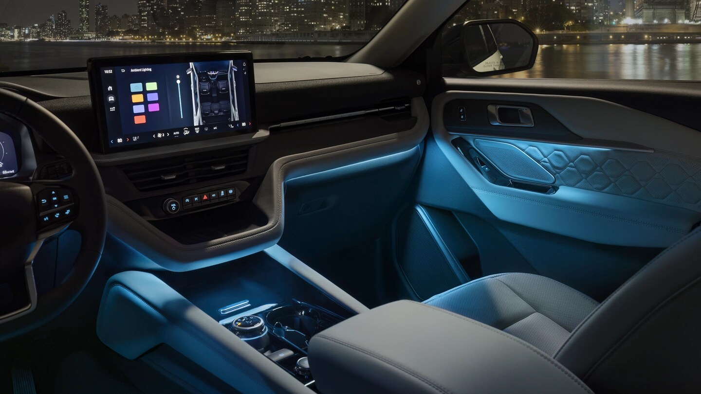 2025 Ford Explorer with leather interior lighting with apple carplay and android auto 