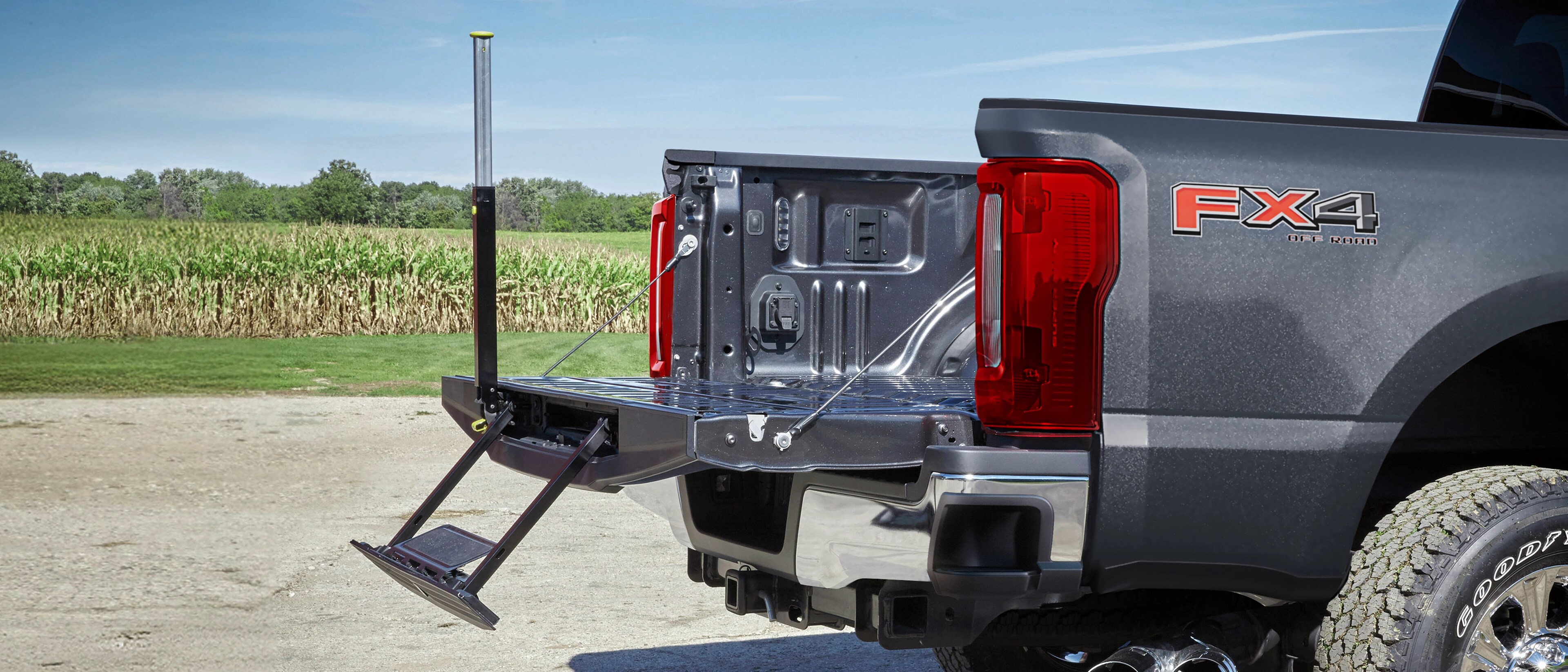 Ford Power tialgate with retractable step on super duty FX4