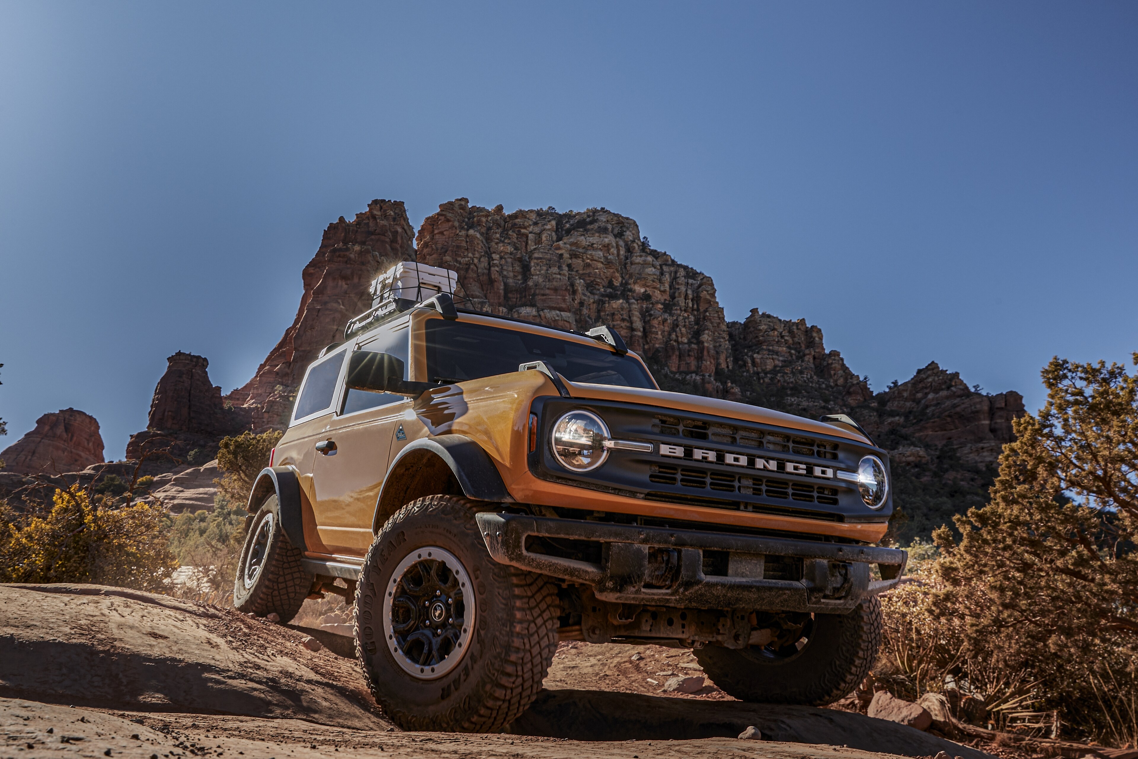 2021 Ford Bronco Cyber orange 2-Door Big Bend 2021 Ford Bronco with Sasquatch Package and Yakima Cargo Basket