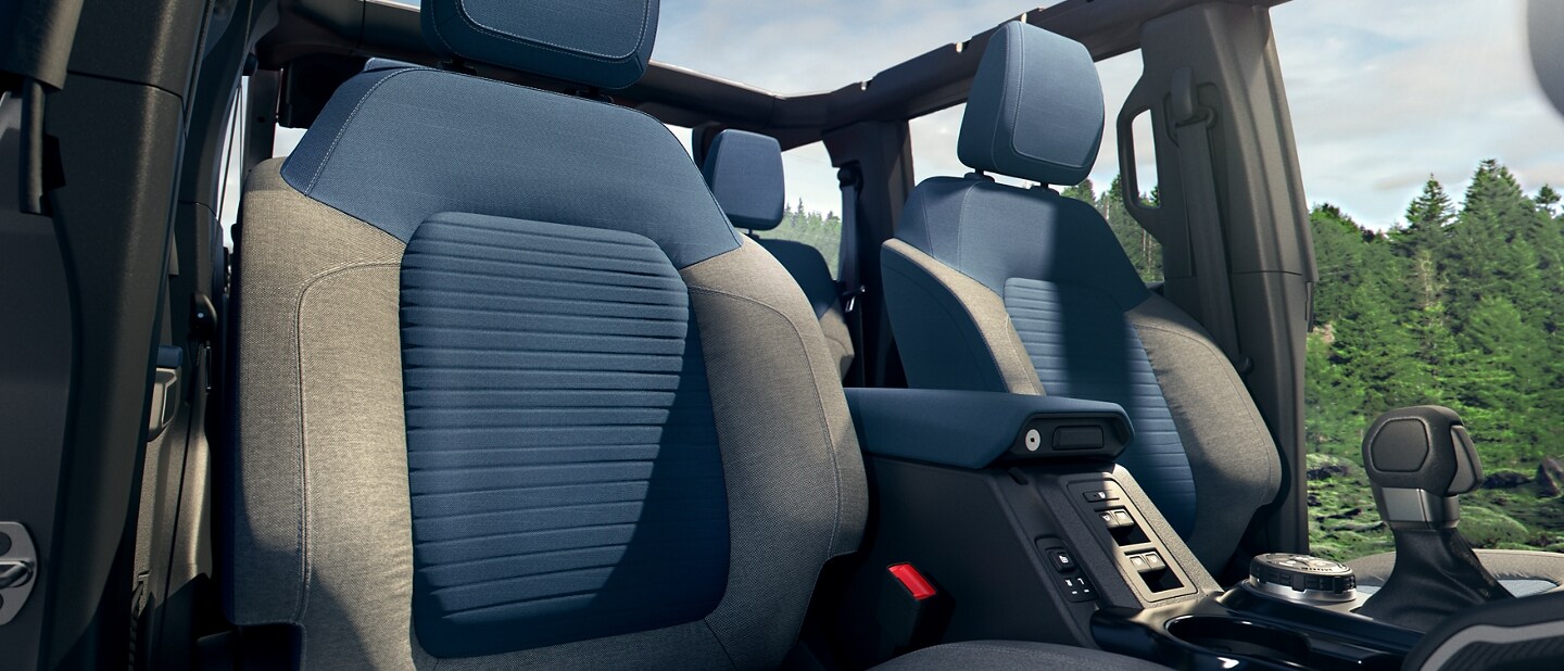 Interior de una Ford Bronco® 2023 que muestra los asientos delanteros