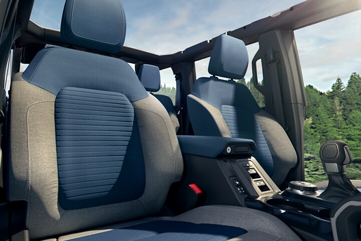 Se muestran los asientos de una Ford Bronco® Outer Banks® 2023 Puertas tapizados con tela estándar