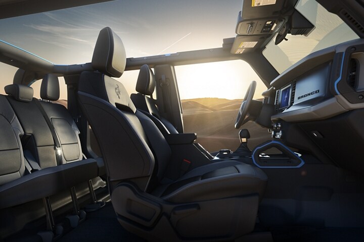 Se muestra el interior de una Bronco® Black Diamond® 2023 con asientos de vinilo de grado marino