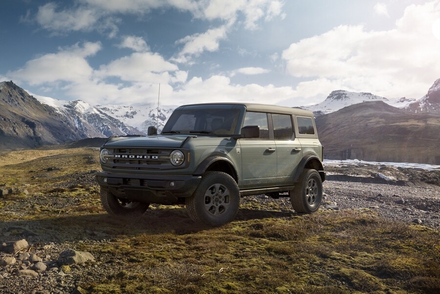 Una Ford Bronco® Black Diamond® 2023 de cuatro puertas con accesorios no originales disponibles estacionada sobre un terreno escabroso.