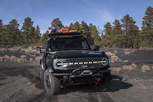 Una Ford Bronco® Badlands® 2023 de dos puertas en Shadow Black con accesorios no originales disponibles