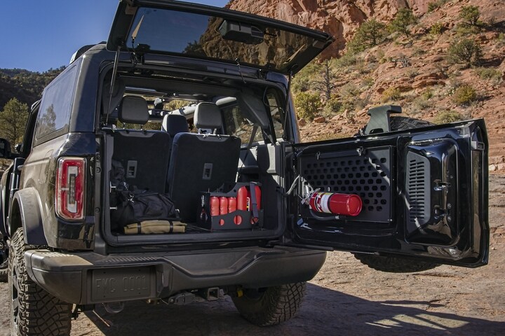 Una Ford Bronco® 2023 de dos puertas con puerta trasera abierta que muestra el espacio de carga