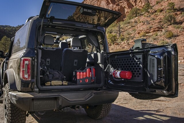 Una Ford Bronco® 2023 de dos puertas con la puerta trasera abierta que muestra la zona de carga repleta