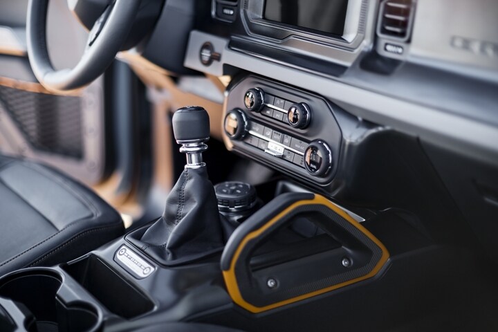 Interior de una Ford® Bronco 2023 que muestra la manija asidera del lado del pasajero delantero personalizable disponible