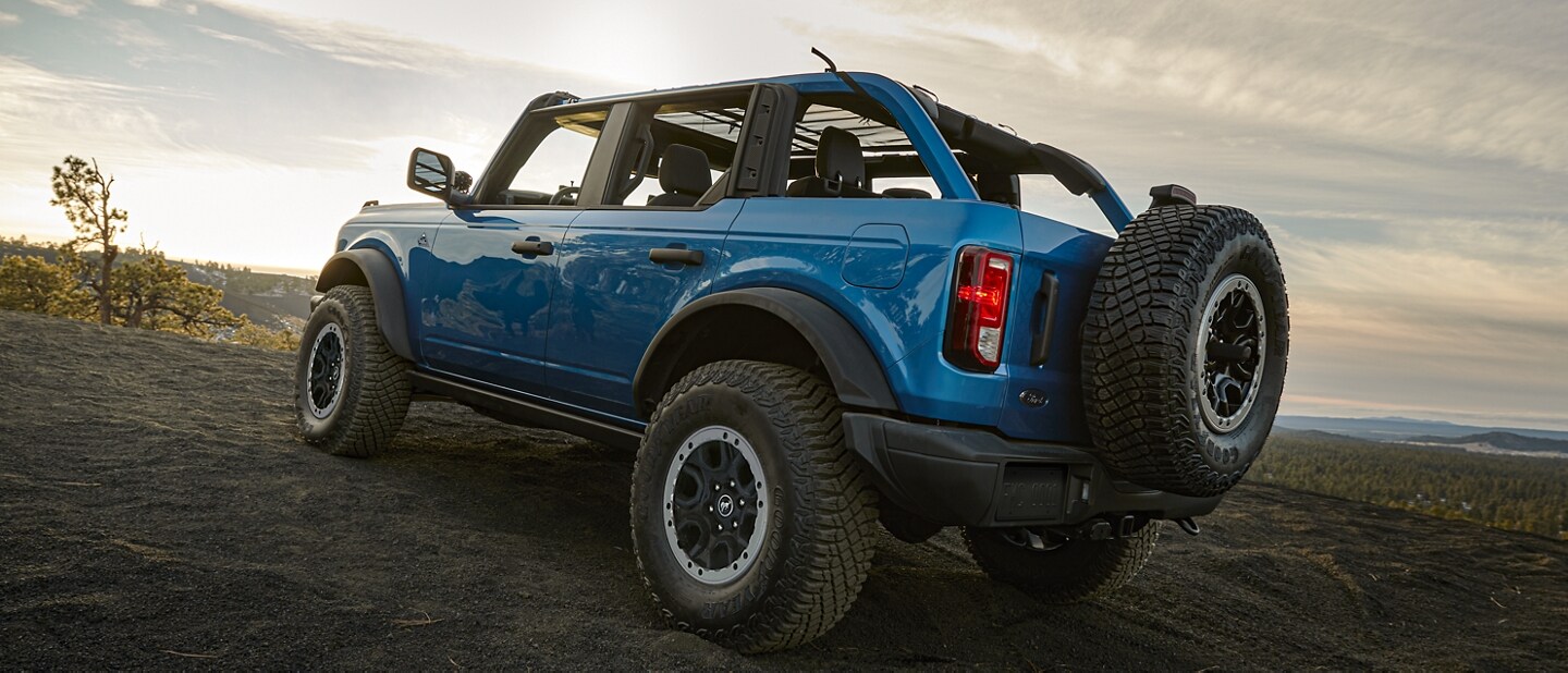 Una Ford Bronco® 2023 de cuatro puertas en Velocity Blue estacionada en un mirador panorámico