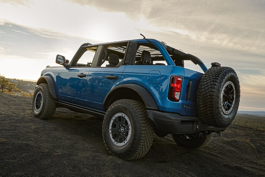 Una Ford Bronco® 2023 de cuatro puertas en Velocity Blue estacionada en un mirador panorámico