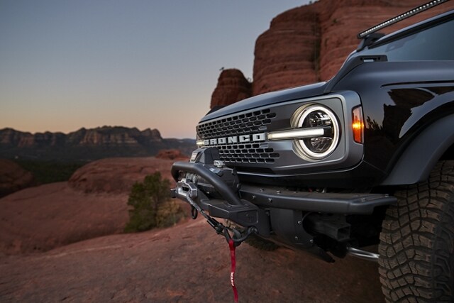Una Ford Bronco® Black Diamond® 2023 en Shadow Black con Defensa Delantera Modular de Trabajo Pesado disponible