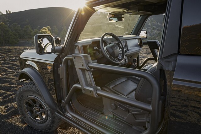 Una Ford Bronco® Badlands® 2023 de cuatro puertas en Shadow Black con puertas tubo no originales disponibles