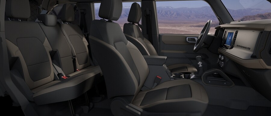Interior de la SUV Ford Bronco® 2023 que muestra los asientos de tela en Medium Sandstone con Black Onyx