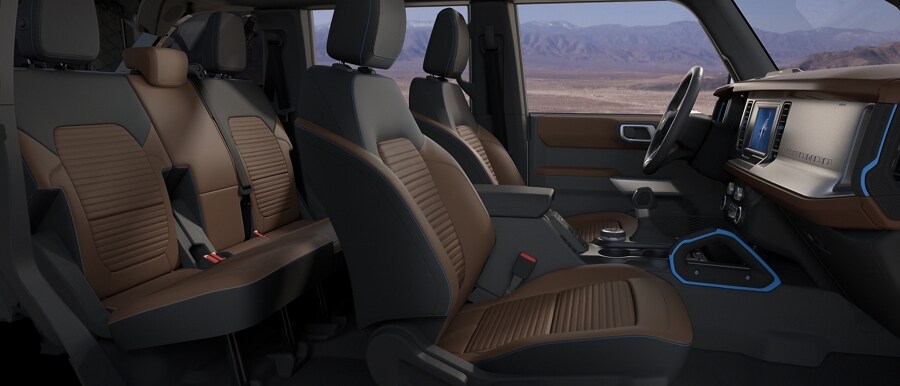 Interior de una SUV Ford Bronco® Outer Banks® 2023 con asientos de tela en Roast con Black Onyx