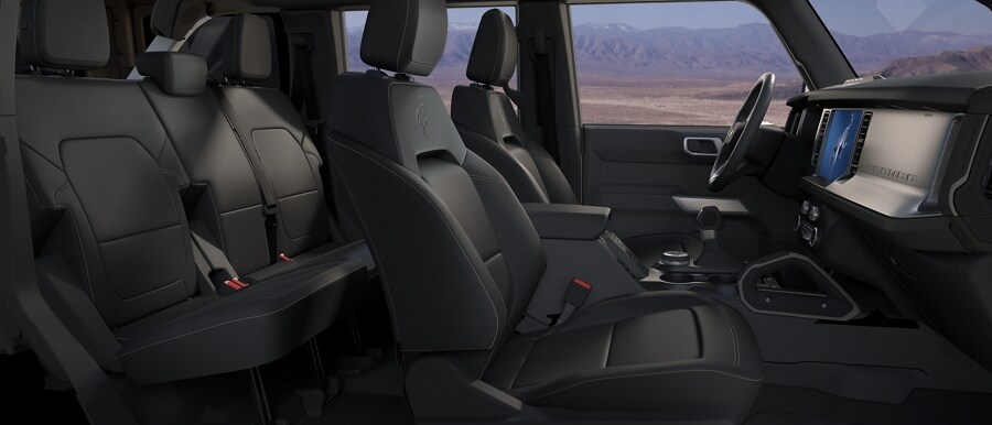 Interior de una SUV Ford Bronco®​​​​​​​ 2023 que muestra los asientos tapizados de cuero disponibles en Black Onyx