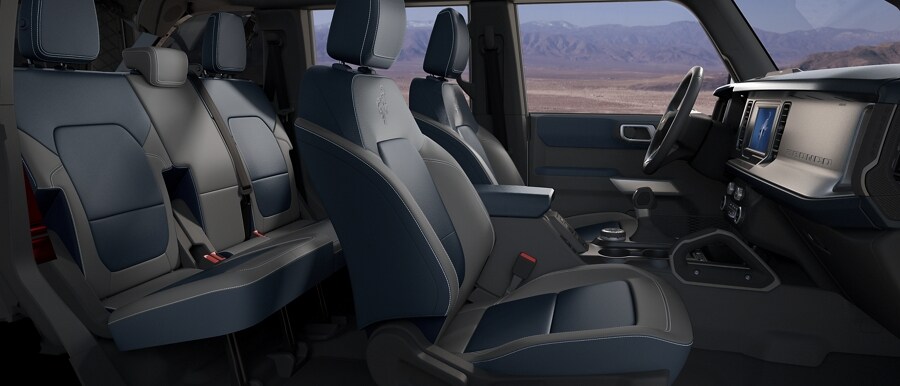 Interior de una SUV Ford Bronco® 2023 con asientos tapizados de cuero disponibles en Dark Space Gray con Navy Pier
