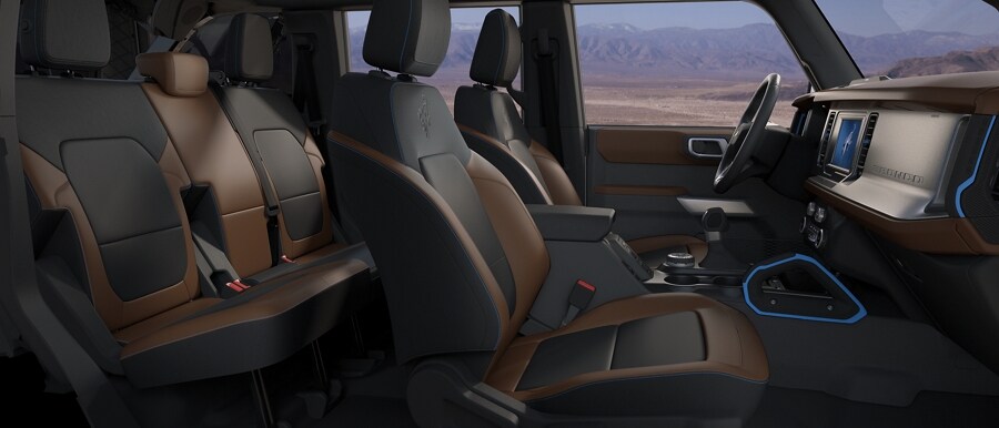 Interior de una SUV Ford Bronco® 2023 con asientos tapizados de cuero disponibles en Roast con Black Onyx