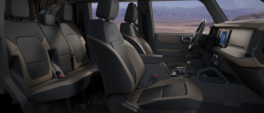 Interior de una SUV Ford Bronco® 2023 con asientos tapizados de cuero disponibles en Medium Sandstone con Black Onyx