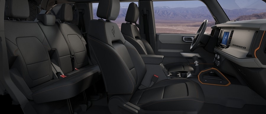 Interior de una SUV Ford Bronco® 2023 con asientos de vinilo de grado marino estándar en Black Onyx