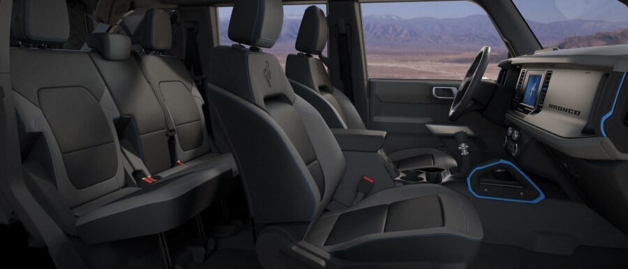Interior de una SUV Ford Bronco® 2023 con asientos de vinilo de grado marino en Dark Space Gray con Black Onyx