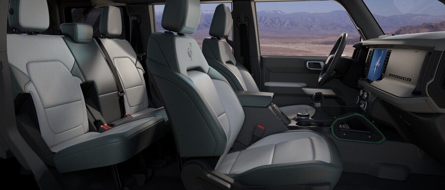 Interior de una SUV Ford Bronco® Everglades™ 2023 con asientos de vinilo de grado marino estándar en Dark Space Gray con Black Onyx