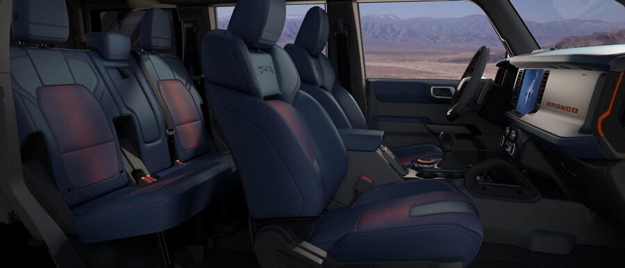 Interior de una Ford Bronco® 2023 con asientos tapizados de cuero disponibles en Blue con Black Onyx