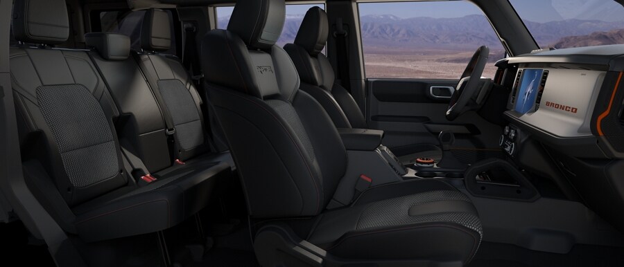 Interior de una SUV Ford Bronco® Raptor® 2023 con asientos de vinilo de grado marino estándar en Black Onyx
