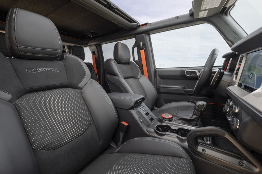 El interior de una Ford Bronco® Badlands® 2023 visto desde la puerta abierta del lado del conductor