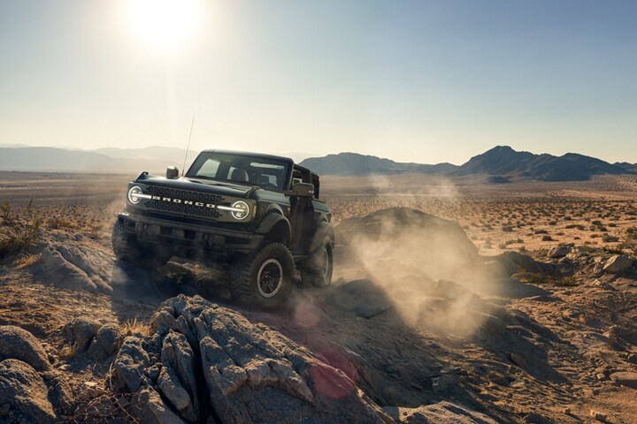 Una Ford Bronco® Badlands® 2023 de dos puertas en Shadow Black con defensa delantera modular disponible y cabestrante WARN®