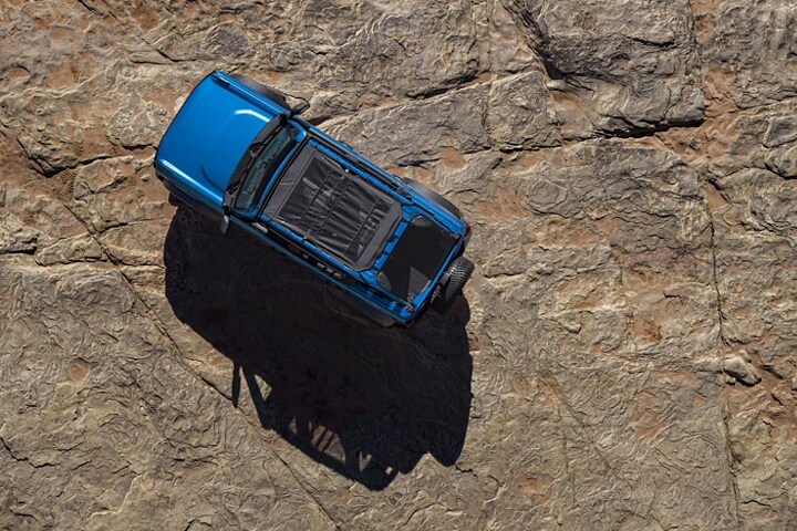 Una Ford Bronco® Black Diamond® 2023 con accesorios no originales disponibles andando por un terreno escabroso
