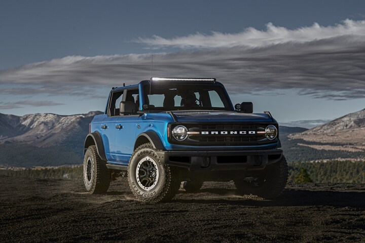 Una Ford Bronco® Black Diamond® 2023 de cuatro puertas con el Paquete Sasquatch® disponible, accesorios de barra de luces y desempeño Ford