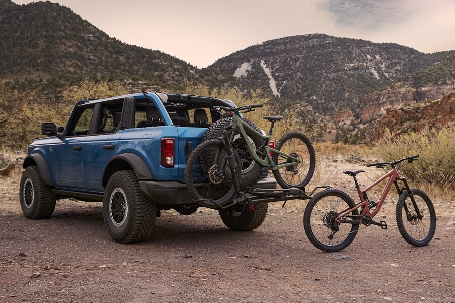 Una Ford Bronco® Base 2023 de dos puertas en Shadow Black andando por un camino de tierra