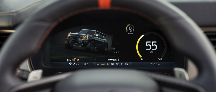 Primer plano del grupo de instrumentos de una Ford Bronco® 2023 que muestra el modo Tow-Haul