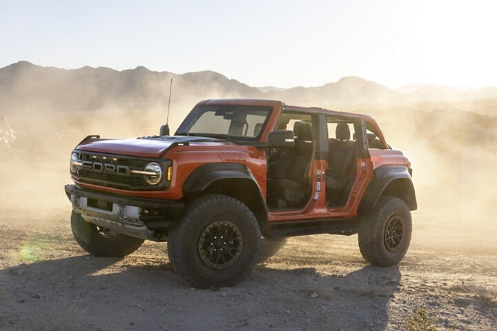 Una Ford Bronco® Raptor® 2023 de cuatro puertas en Code Orange sin puertas