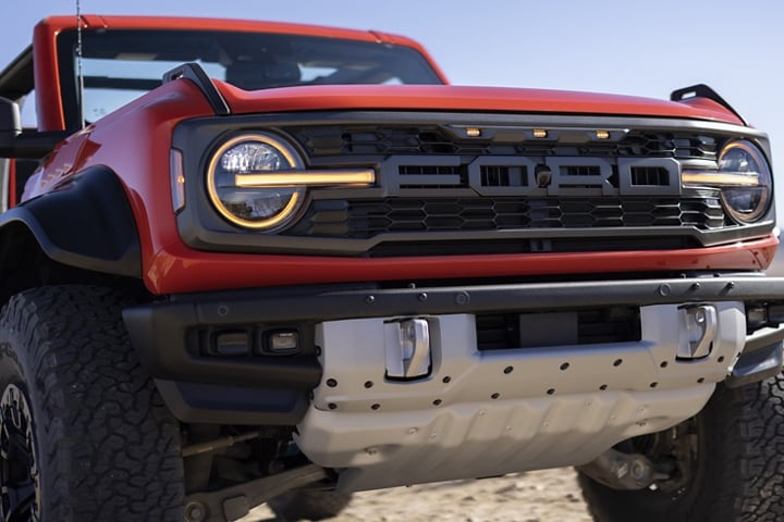Parrilla delantera de una Ford Bronco® Raptor® 2023 en Code Orange