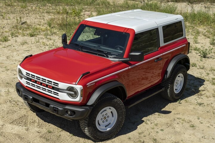 Una Ford Bronco® Heritage 2023 en Race Red estacionada en un camino de tierra