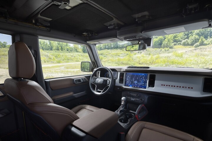 Interior de una Ford Bronco® Heritage Limited Edition 2023 mostrando el tablero delantero