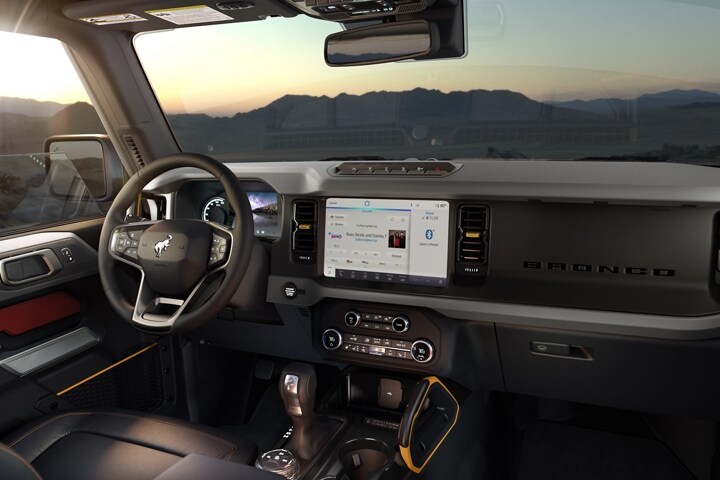 Interior de la SUV Ford Bronco® 2023 que muestra SYNC® 4 disponible y otras tecnologías disponibles